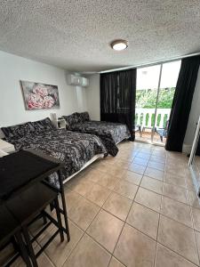 Un pat sau paturi într-o cameră la Beachfront Studio Apt w/ Full Kitchen & Pool