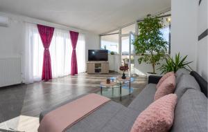 een woonkamer met een bank en een tv bij Stunning Apartment In Slime With House A Panoramic View in Slime