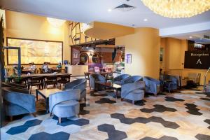 een restaurant met blauwe stoelen en tafels in een lobby bij Grand Aras Hotel & Suites in Istanbul