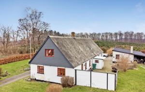 una casa blanca con un techo gris en un campo en 4 Bedroom Lovely Home In Langebk, en Langebæk