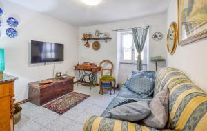sala de estar con sofá y TV en Nice Home In Lumarzo With Kitchen, en Pannesi