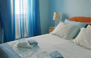 Posteľ alebo postele v izbe v ubytovaní Holiday Home Okrug Gornji With Sea View 06