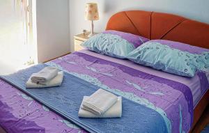 Posteľ alebo postele v izbe v ubytovaní Holiday Home Okrug Gornji With Sea View 06