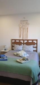 アルモグラヴェにあるCasa Isaのベッド(緑の掛け布団、帽子付)