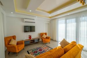 Villa Atalar في كيمير: غرفة معيشة مع أريكة وكرسيين