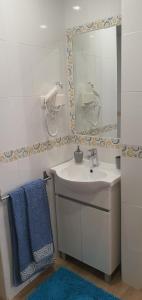 een badkamer met een wastafel en een spiegel bij Casa Isa in Almograve