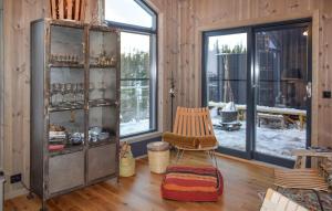 una stanza con una sedia e una mensola con occhiali di 3 Bedroom Stunning Home In Noresund a Noresund
