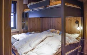 una camera con 2 letti a castello di 3 Bedroom Stunning Home In Noresund a Noresund