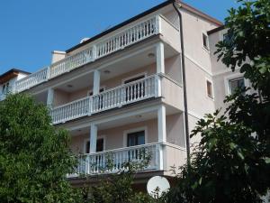 ein Gebäude mit Balkon auf der Seite in der Unterkunft Apartments Vilanija in Vilanija