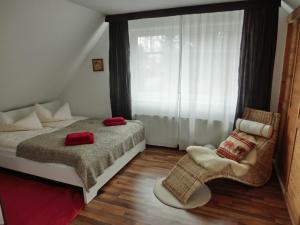 - une chambre avec un lit, une chaise et une fenêtre dans l'établissement Auftanken im Grünen _ just4you_b.Berlin, à Neuenhagen