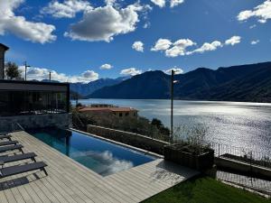 una piscina con vista sul lago di Villa Clementina Boutique Hotel a Colonno