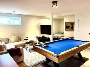 a living room with a pool table in it at Chalet les jasmins Orford in Orford