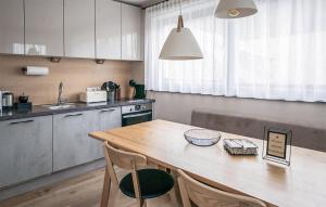 ครัวหรือมุมครัวของ 2 Bedroom Cozy Home In Rennweg Am Katschberg