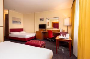 A bed or beds in a room at Crowne Plaza Venice East by IHG
