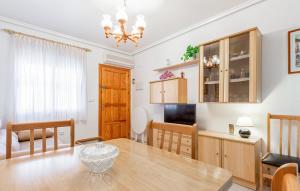 eine Küche und ein Esszimmer mit Tisch und Stühlen in der Unterkunft 2 Bedroom Amazing Home In Los Alcázares in Los Alcázares