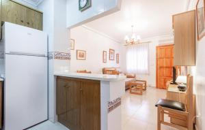 eine Küche mit einem Kühlschrank und ein Wohnzimmer in der Unterkunft 2 Bedroom Amazing Home In Los Alcázares in Los Alcázares