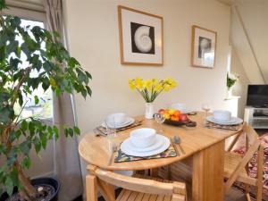 tavolo da pranzo con cesto di frutta di 2 bed property in South Allington FERN3 a South Pool