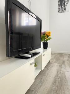 En TV eller et underholdningssystem på Relax apartaments 1min metro