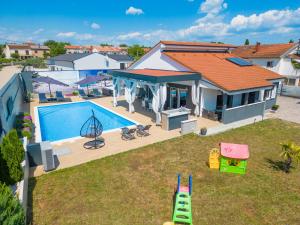 Πισίνα στο ή κοντά στο Villa Beauty with heated pool and jacuzzi +38 φωτογραφίες