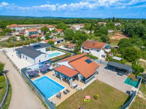 Πισίνα στο ή κοντά στο Villa Beauty with heated pool and jacuzzi