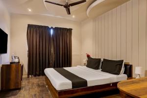 سرير أو أسرّة في غرفة في Collection O Hotel Nanashree Grand