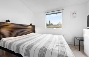Un dormitorio blanco con una cama grande y una ventana en Gorgeous Home In Dronningmlle With Kitchen, en Dronningmølle