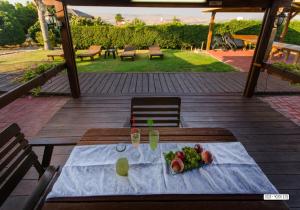 Avigail Guest House في يفنيئيل: طاولة عليها صحن من الفواكه والمشروبات