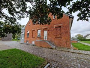 a brick building with a staircase on the side of it at Gutshaus Wohnung 1 in Laschendorf