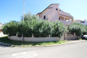 rząd drzew przed domem w obiekcie Apartment in Porec 10 w Poreču +1 zdjęcie