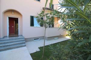 budynek ze schodami i roślina przed nim w obiekcie Apartment in Porec 10 w Poreču
