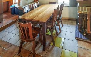 - une table et des chaises en bois dans la cuisine dans l'établissement Pet Friendly Home In Maszewo With Wifi, à Maszewo