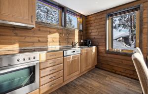 uma cozinha com armários de madeira, um lavatório e um fogão em Amazing Apartment In Merker With Kitchen em Meråker