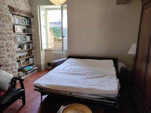 a small bedroom with a bed and a window at Les Hirondelles et la glycine in Montréal