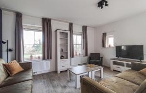 een woonkamer met een bank en een tafel bij Beautiful Home In Den Ham With Kitchen in Den Ham