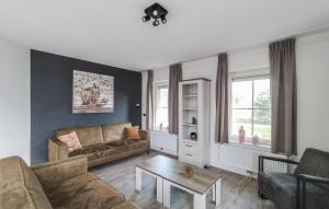 Χώρος καθιστικού στο Beautiful Home In Den Ham With Kitchen