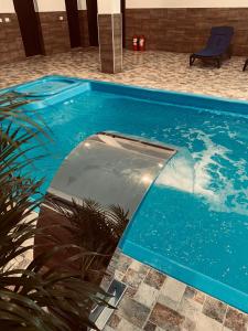 Swimming pool sa o malapit sa Hotel Cerbul Chalet