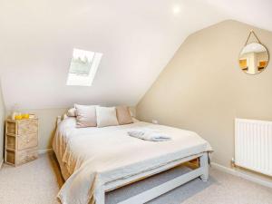 um pequeno quarto com uma cama no sótão em 2 Bed in Llandrillo 88598 em Llandrillo