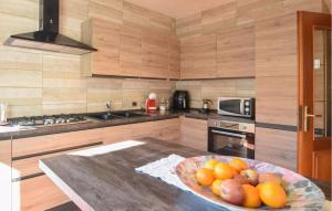 una cucina con un cesto di frutta su un tavolo di Nice Apartment In Bagolino, Fraz Ponte a Ponte Caffaro