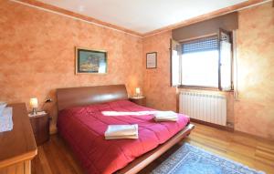 una camera da letto con un letto rosso e una finestra di Nice Apartment In Bagolino, Fraz Ponte a Ponte Caffaro