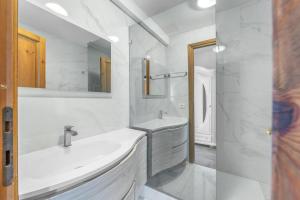 Baño blanco con lavabo y espejo en -LUXURY- Torretta con Piscina e Spiaggia a 300 MT, en Liscia di Vacca