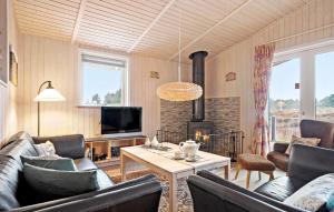 sala de estar con sofás, TV y chimenea en Amazing Home In Rm With Wifi en Bolilmark