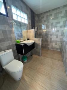 uma casa de banho com um WC e um lavatório em On Green Resort em Ban Huai Sua