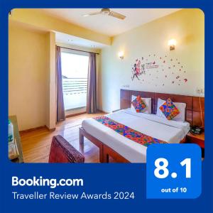 een hotelkamer met een bed en een raam bij FabHotel Merriment City in Noida