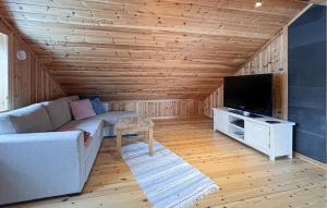 uma sala de estar com um sofá e uma televisão de ecrã plano em 2 Bedroom Gorgeous Home In Aust- Torpa em Aust-Torpa