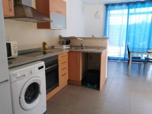cocina con lavadora y fregadero en Casa en Bassetes LOCDENIA, en El Verger