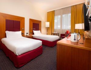A bed or beds in a room at Crowne Plaza Venice East by IHG