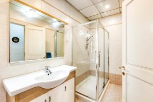 un bagno con lavandino e doccia di Enormous luxury 3-storey townhouse, rooftop EGAS1-1 a Floriana Altre 32 foto