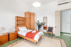 - une chambre avec un lit, un bureau et une chaise dans l'établissement Enormous luxury 3-storey townhouse, rooftop EGAS1-1, à Il-Furjana