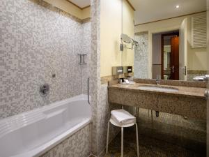 A bathroom at Crowne Plaza Venice East by IHG