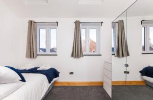 een slaapkamer met een bed en ramen bij The Residence At The Lawrence Apartments in York